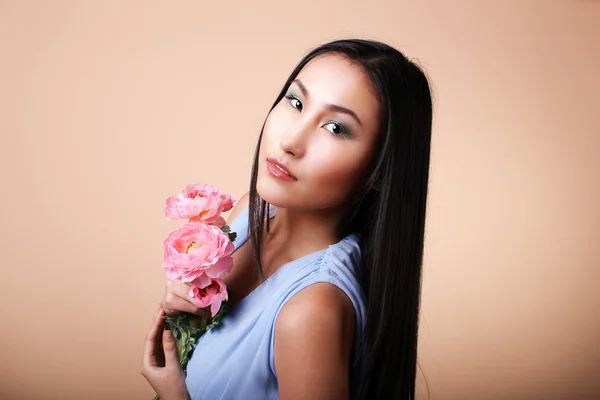 Porträt von asiatischer junge Frau mit rosa Blume — Stockfoto